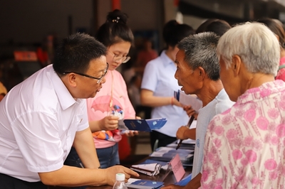秀山縣社會保險事務(wù)中心開展“三進(jìn)三送”社保政策宣傳活動，提供社會經(jīng)濟咨詢服務(wù)